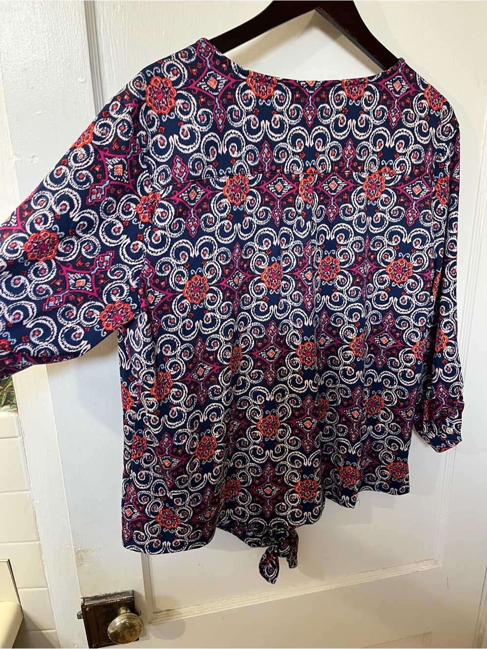 New Directions Top XL Blouse Navy Pink Medallion Tie Front Split Neck EUC - Picture 6 of 7